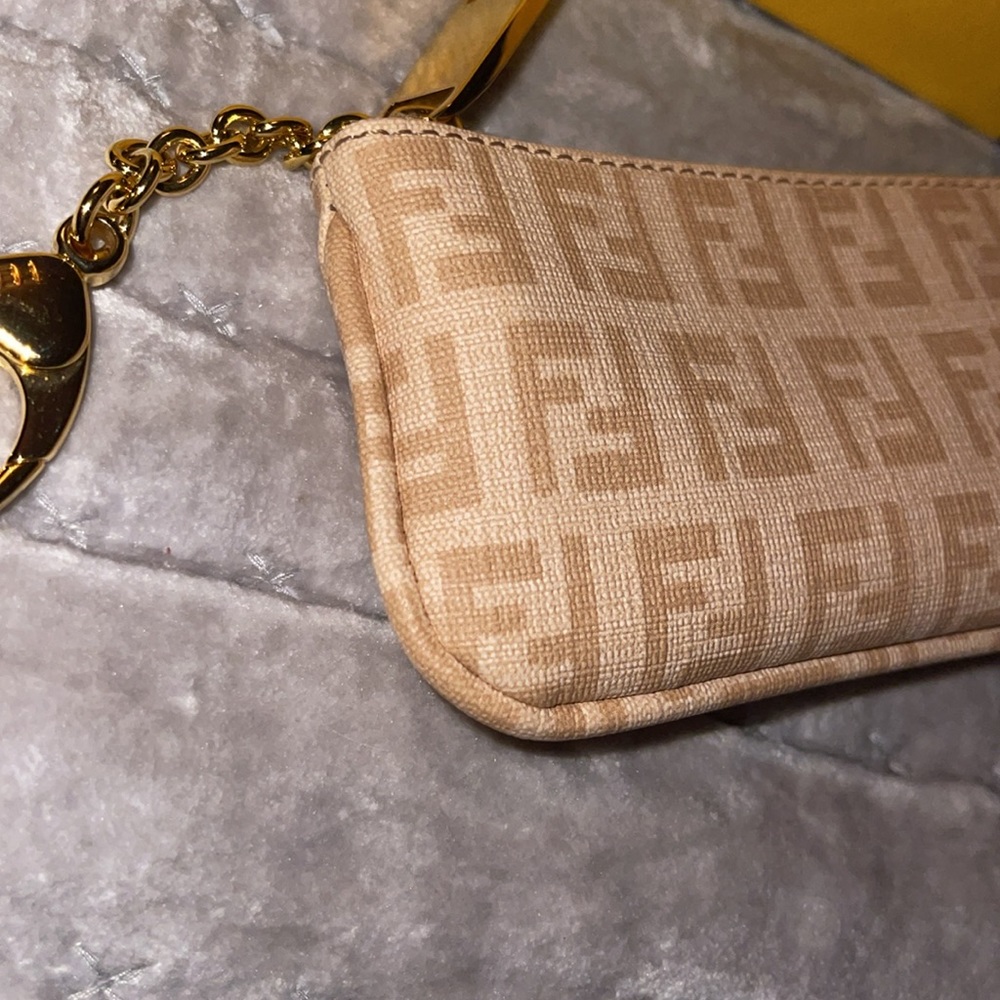 Fendi Preloved Coín key purse excellent condition color beige. - Picture 4 of 8